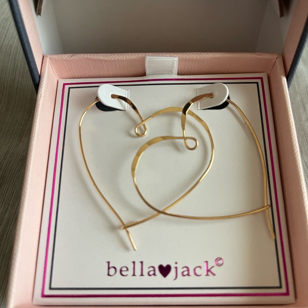 New Beautiful thin shape heart earrings.